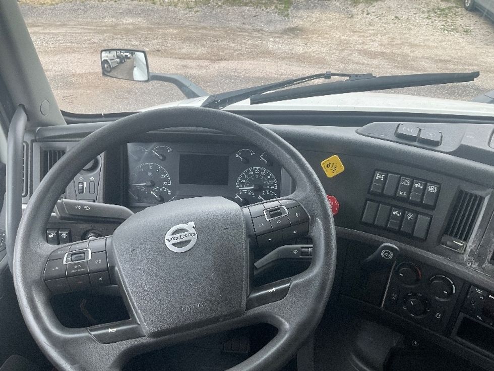 Sleeper Tractor-Heavy Duty Tractors-Volvo-2022-VNL64760-La Porte-IN-636,489\n\t\tmiles-$ 64,250 - Image 11