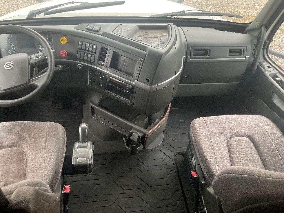 Sleeper Tractor-Heavy Duty Tractors-Volvo-2022-VNL64760-La Porte-IN-636,489\n\t\tmiles-$ 64,250 - Image 12