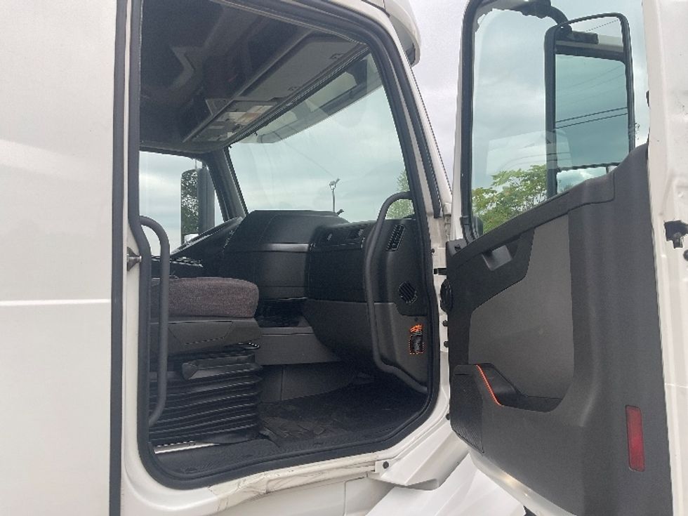 Sleeper Tractor-Heavy Duty Tractors-Volvo-2022-VNL64760-La Porte-IN-636,489\n\t\tmiles-$ 64,250 - Image 13