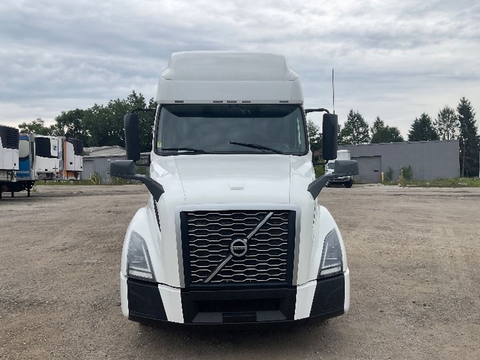 Sleeper Tractor-Heavy Duty Tractors-Volvo-2022-VNL64760-La Porte-IN-636,489\n\t\tmiles-$ 64,250 - Image 2