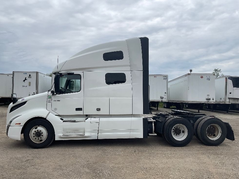 Sleeper Tractor-Heavy Duty Tractors-Volvo-2022-VNL64760-La Porte-IN-636,489\n\t\tmiles-$ 64,250 - Image 4