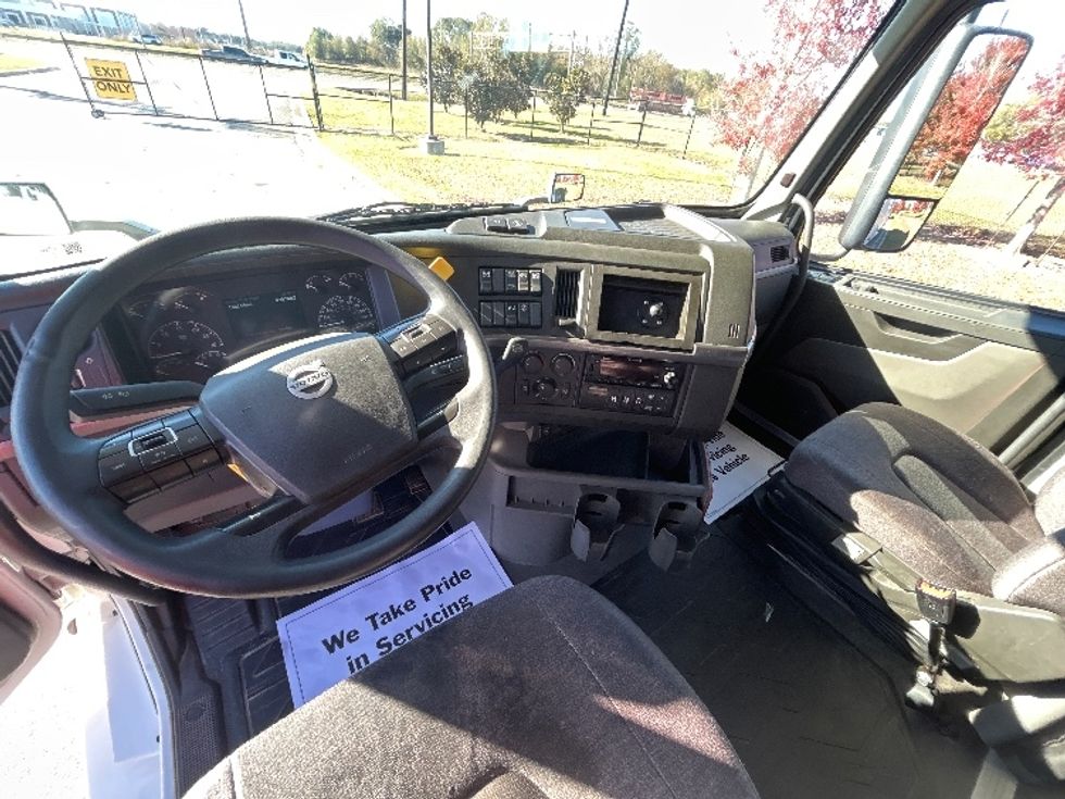 Sleeper Tractor-Heavy Duty Tractors-Volvo-2022-VNL64760-Lafayette-LA-493,747\n\t\tmiles-$ 75,500 - Image 10
