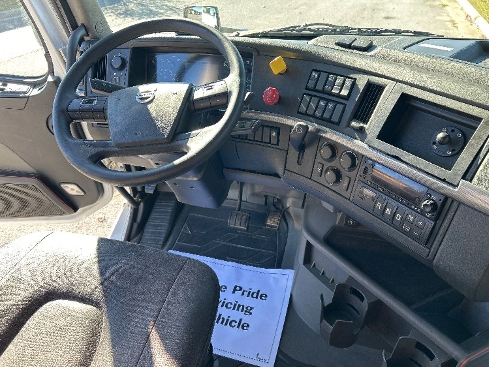 Sleeper Tractor-Heavy Duty Tractors-Volvo-2022-VNL64760-Lafayette-LA-493,747\n\t\tmiles-$ 75,500 - Image 11