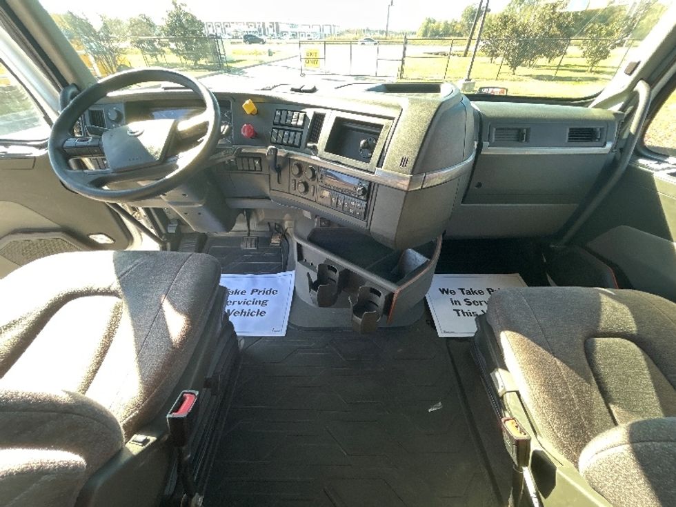 Sleeper Tractor-Heavy Duty Tractors-Volvo-2022-VNL64760-Lafayette-LA-493,747\n\t\tmiles-$ 75,500 - Image 12