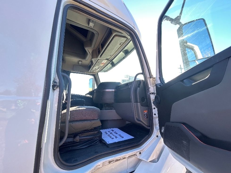 Sleeper Tractor-Heavy Duty Tractors-Volvo-2022-VNL64760-Lafayette-LA-493,747\n\t\tmiles-$ 75,500 - Image 13
