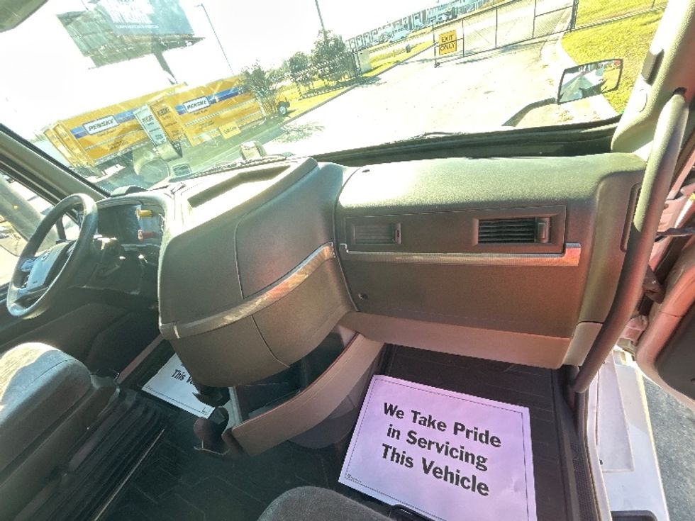 Sleeper Tractor-Heavy Duty Tractors-Volvo-2022-VNL64760-Lafayette-LA-493,747\n\t\tmiles-$ 75,500 - Image 14