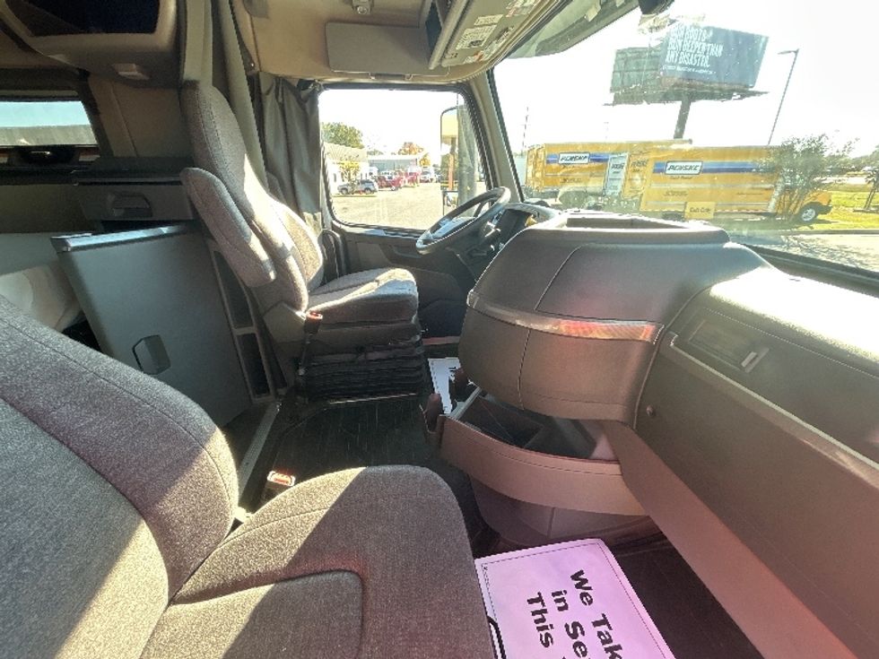 Sleeper Tractor-Heavy Duty Tractors-Volvo-2022-VNL64760-Lafayette-LA-493,747\n\t\tmiles-$ 75,500 - Image 15