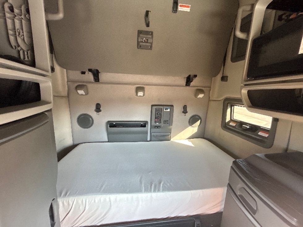 Sleeper Tractor-Heavy Duty Tractors-Volvo-2022-VNL64760-Lafayette-LA-493,747\n\t\tmiles-$ 75,500 - Image 16