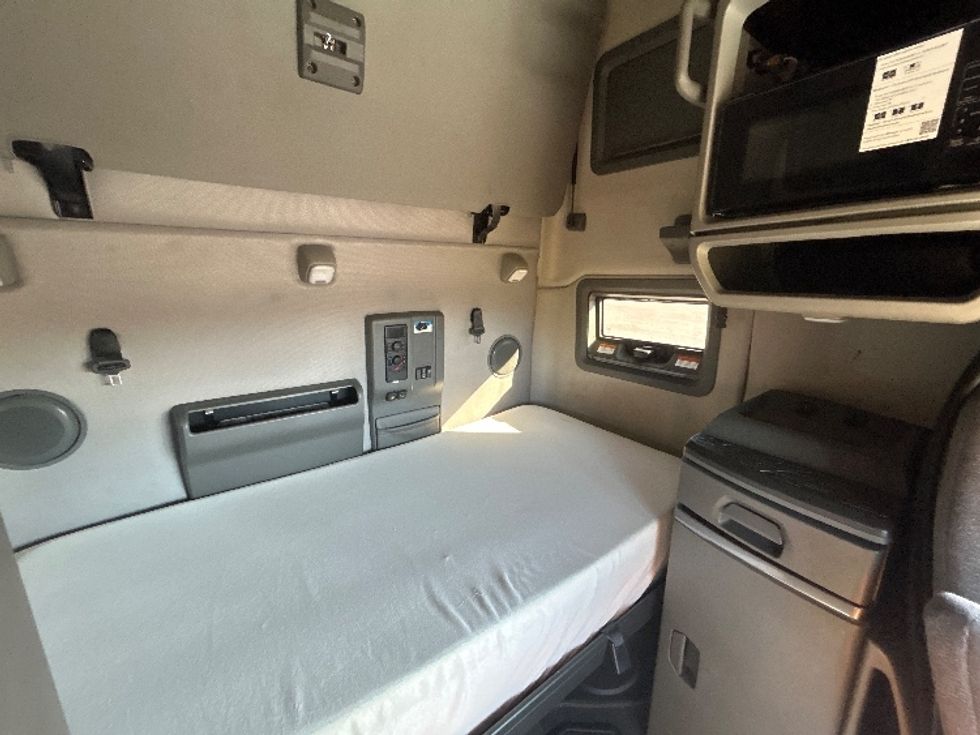 Sleeper Tractor-Heavy Duty Tractors-Volvo-2022-VNL64760-Lafayette-LA-493,747\n\t\tmiles-$ 75,500 - Image 17