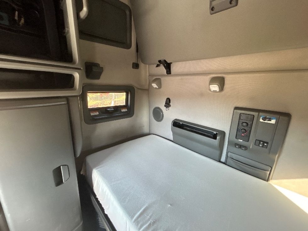 Sleeper Tractor-Heavy Duty Tractors-Volvo-2022-VNL64760-Lafayette-LA-493,747\n\t\tmiles-$ 75,500 - Image 18