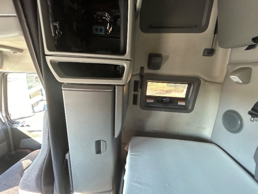 Sleeper Tractor-Heavy Duty Tractors-Volvo-2022-VNL64760-Lafayette-LA-493,747\n\t\tmiles-$ 75,500 - Image 19