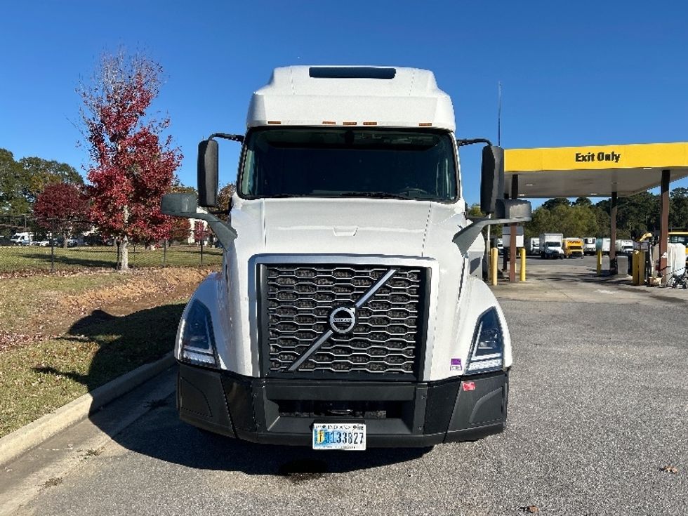 Sleeper Tractor-Heavy Duty Tractors-Volvo-2022-VNL64760-Lafayette-LA-493,747\n\t\tmiles-$ 75,500 - Image 2