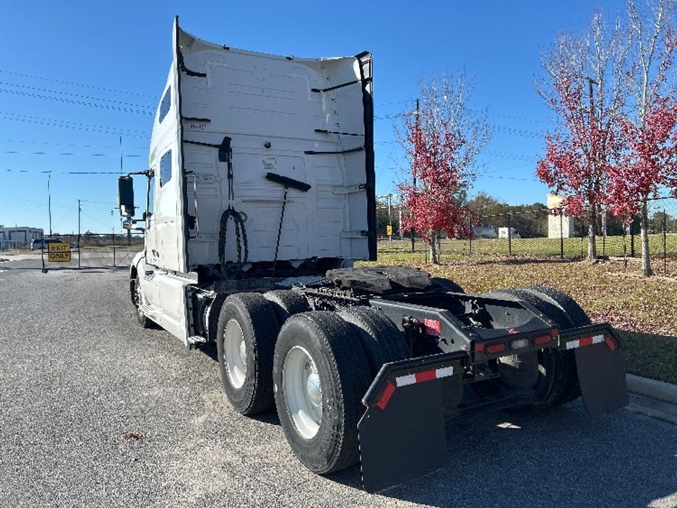 Sleeper Tractor-Heavy Duty Tractors-Volvo-2022-VNL64760-Lafayette-LA-493,747\n\t\tmiles-$ 75,500 - Image 5