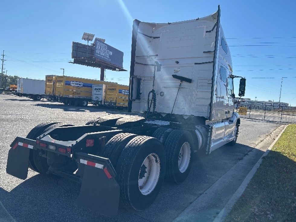 Sleeper Tractor-Heavy Duty Tractors-Volvo-2022-VNL64760-Lafayette-LA-493,747\n\t\tmiles-$ 75,500 - Image 7