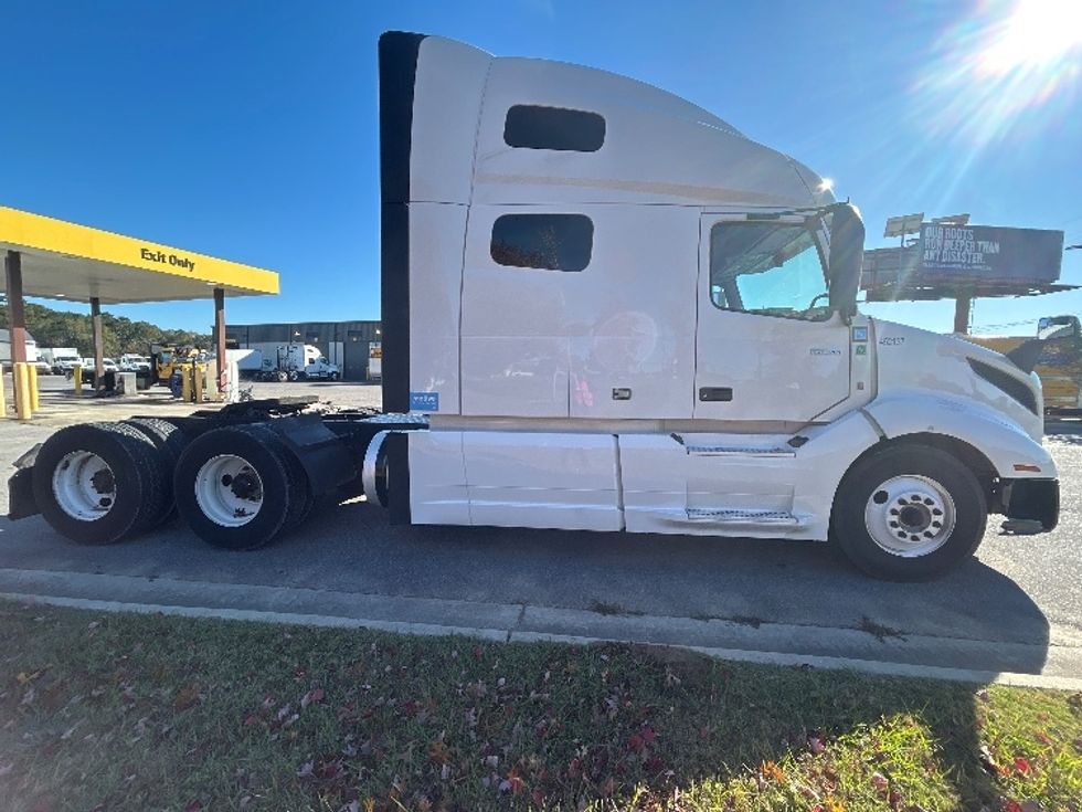Sleeper Tractor-Heavy Duty Tractors-Volvo-2022-VNL64760-Lafayette-LA-493,747\n\t\tmiles-$ 75,500 - Image 8