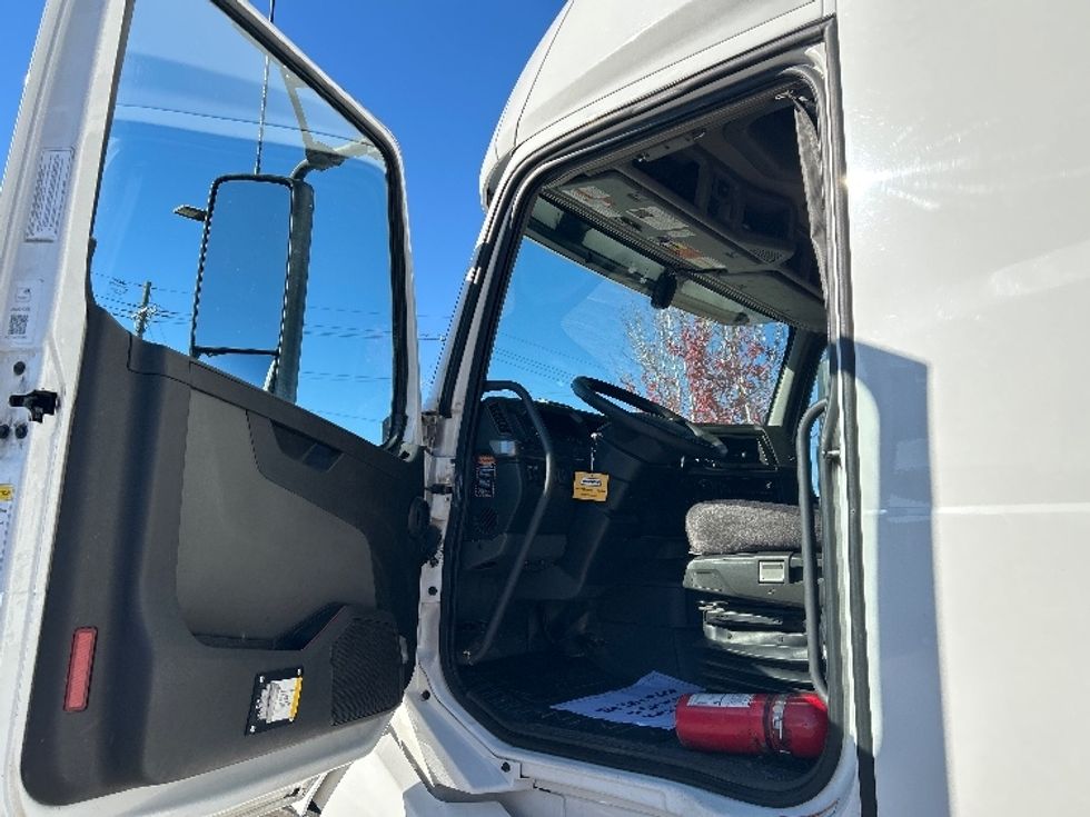 Sleeper Tractor-Heavy Duty Tractors-Volvo-2022-VNL64760-Lafayette-LA-493,747\n\t\tmiles-$ 75,500 - Image 9