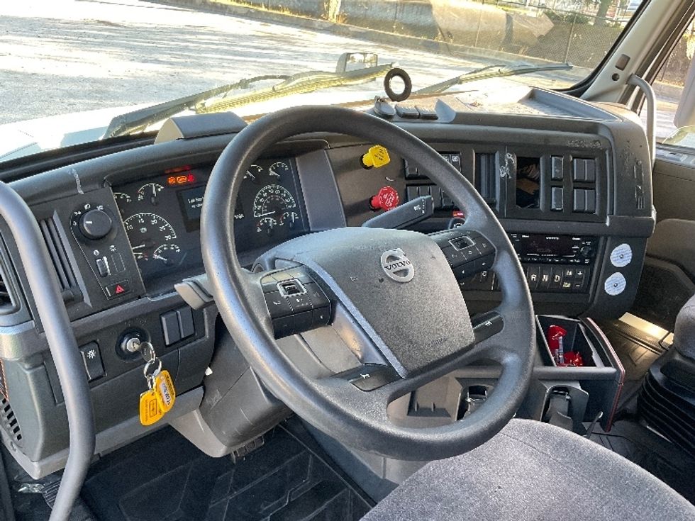 Sleeper Tractor-Heavy Duty Tractors-Volvo-2022-VNL64760-Lakeland-FL-654,079\n\t\tmiles-$ 56,250 - Image 10
