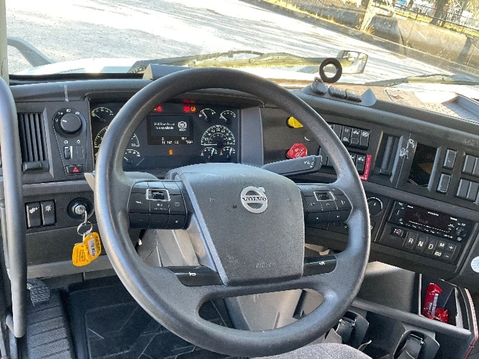 Sleeper Tractor-Heavy Duty Tractors-Volvo-2022-VNL64760-Lakeland-FL-654,079\n\t\tmiles-$ 56,250 - Image 11