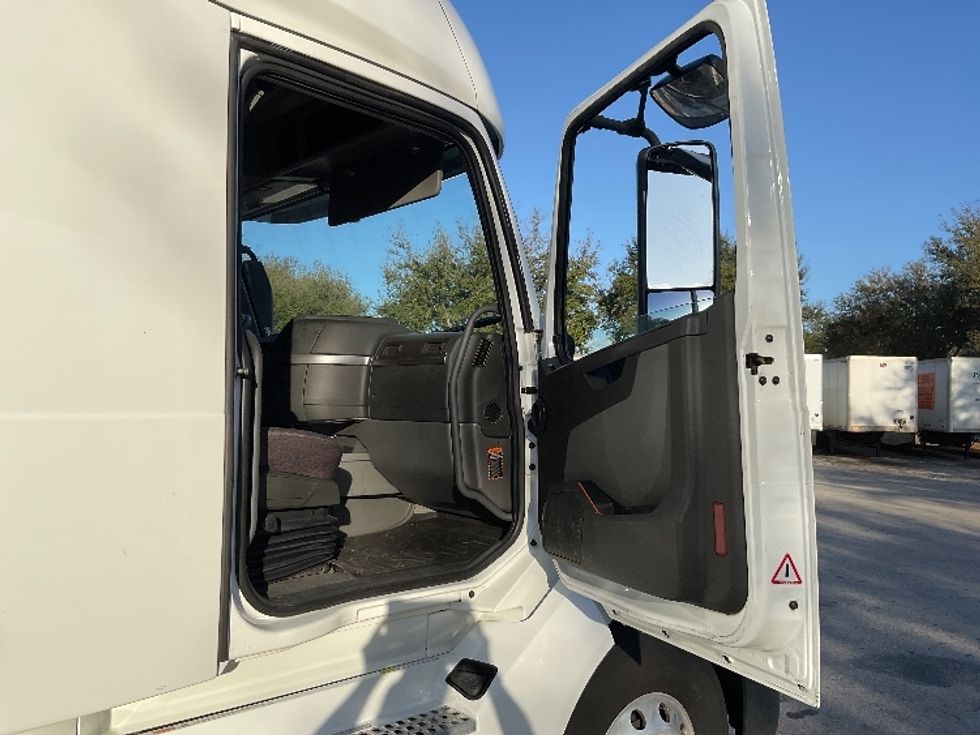 Sleeper Tractor-Heavy Duty Tractors-Volvo-2022-VNL64760-Lakeland-FL-654,079\n\t\tmiles-$ 56,250 - Image 13