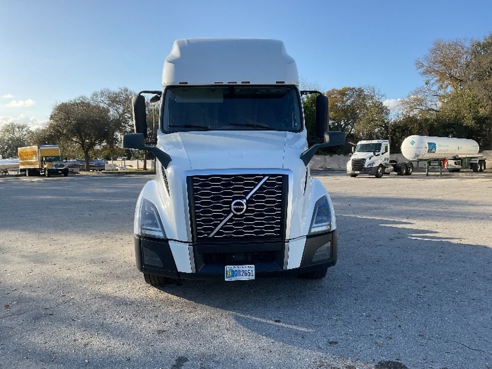 Sleeper Tractor-Heavy Duty Tractors-Volvo-2022-VNL64760-Lakeland-FL-654,079\n\t\tmiles-$ 56,250 - Image 2