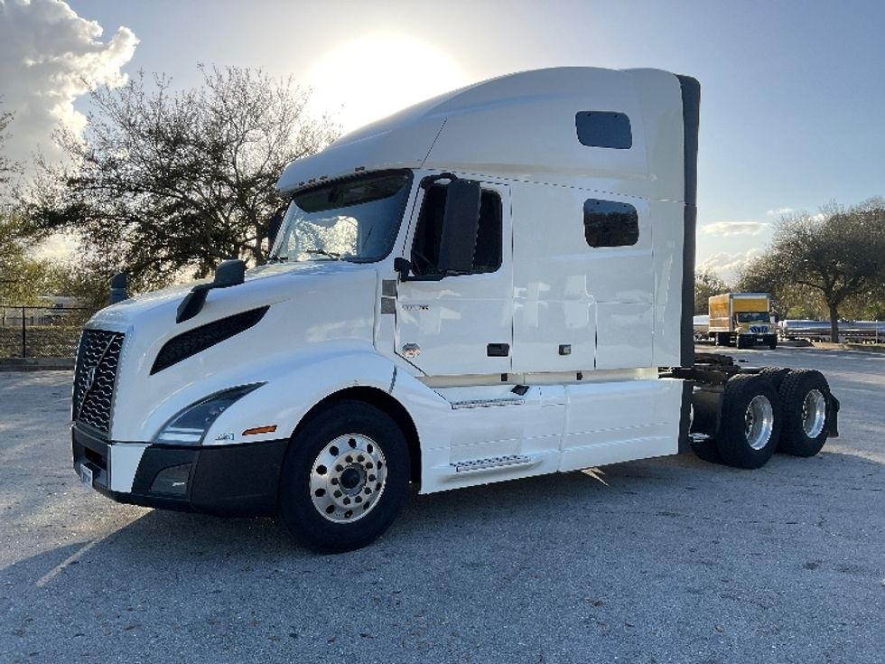 Sleeper Tractor-Heavy Duty Tractors-Volvo-2022-VNL64760-Lakeland-FL-654,079\n\t\tmiles-$ 56,250 - Image 3