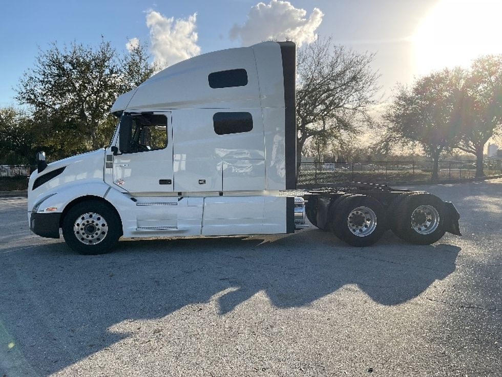 Sleeper Tractor-Heavy Duty Tractors-Volvo-2022-VNL64760-Lakeland-FL-654,079\n\t\tmiles-$ 56,250 - Image 4