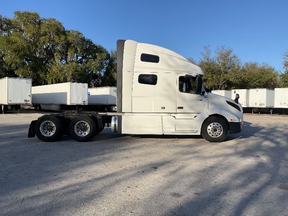 Sleeper Tractor-Heavy Duty Tractors-Volvo-2022-VNL64760-Lakeland-FL-654,079\n\t\tmiles-$ 56,250 - Image 8
