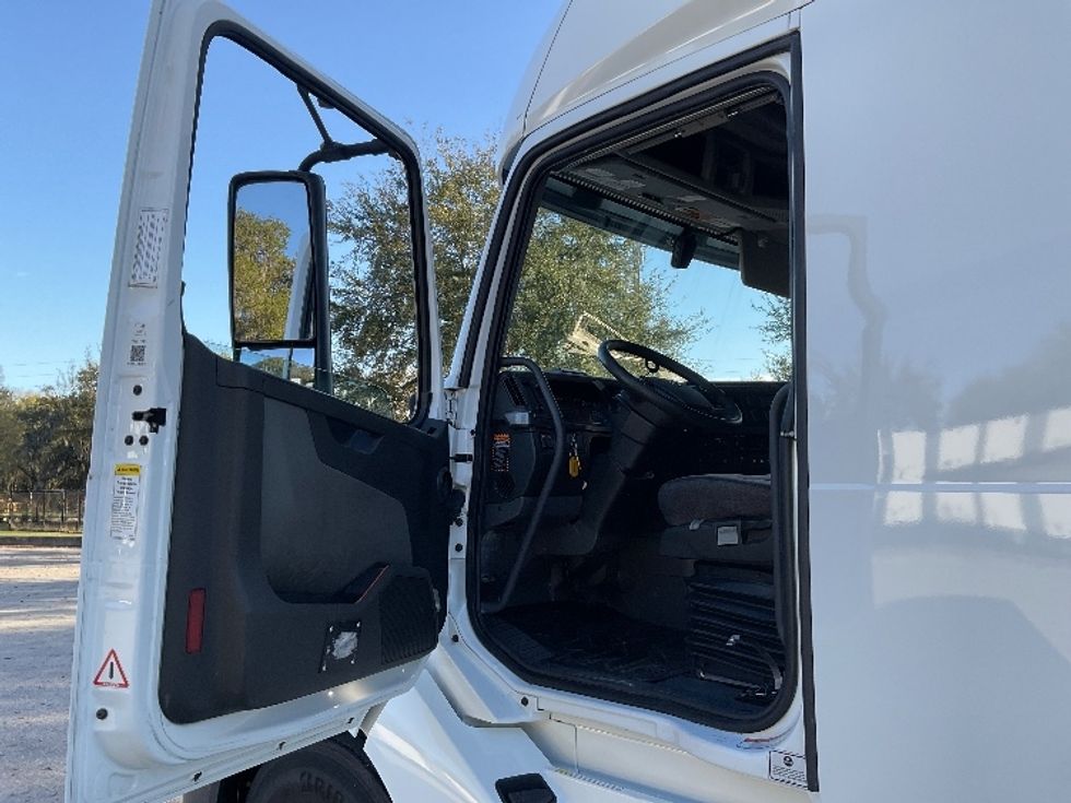 Sleeper Tractor-Heavy Duty Tractors-Volvo-2022-VNL64760-Lakeland-FL-654,079\n\t\tmiles-$ 56,250 - Image 9
