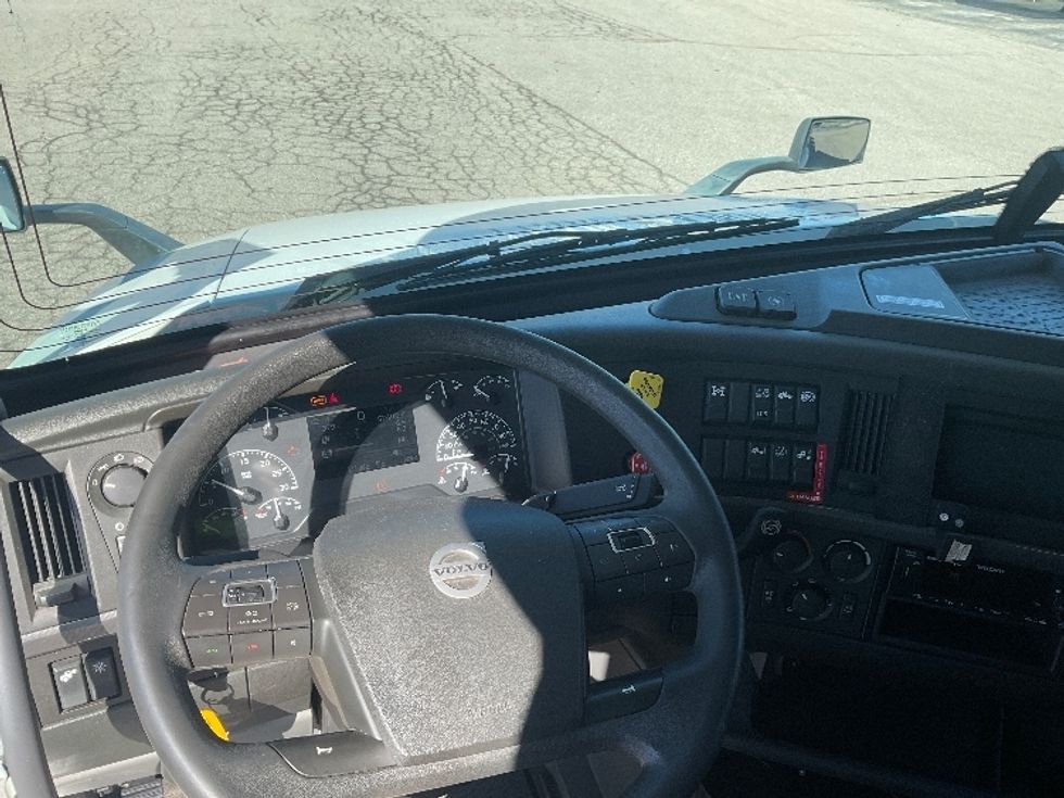 Sleeper Tractor-Heavy Duty Tractors-Volvo-2022-VNL64760-Lansing-MI-574,120\n\t\tmiles-$ 71,750 - Image 10