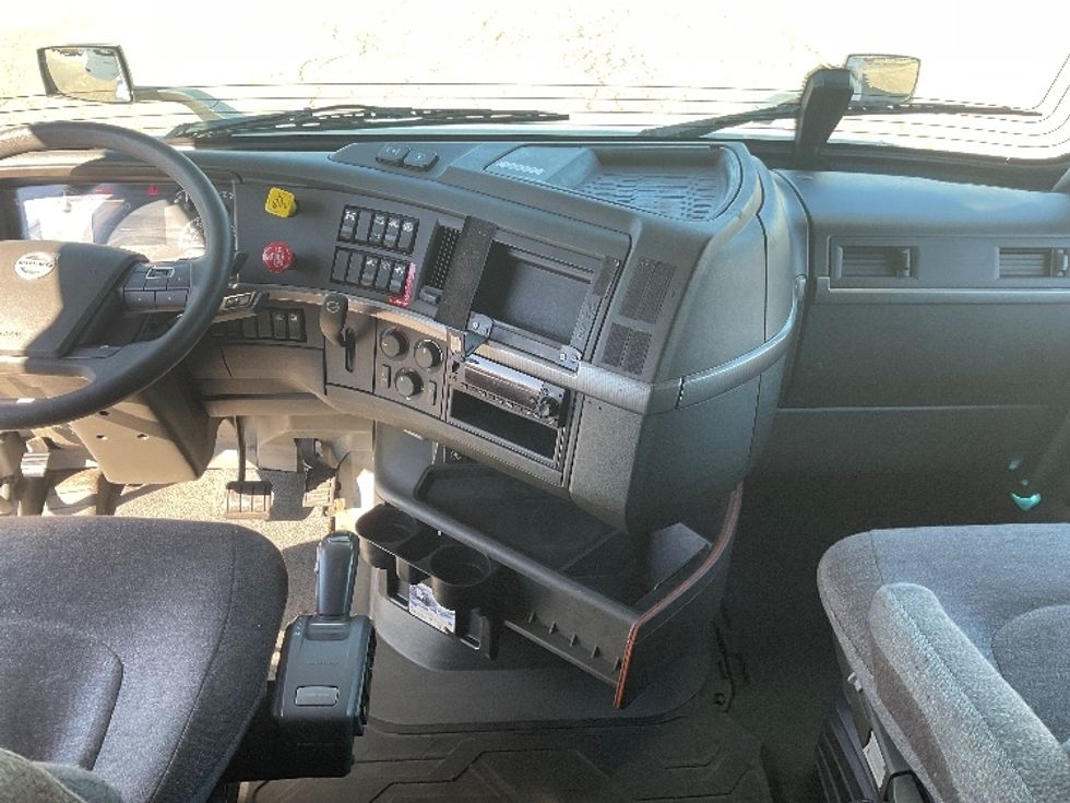 Sleeper Tractor-Heavy Duty Tractors-Volvo-2022-VNL64760-Lansing-MI-574,120\n\t\tmiles-$ 71,750 - Image 11