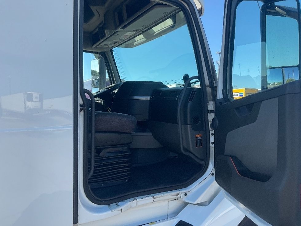 Sleeper Tractor-Heavy Duty Tractors-Volvo-2022-VNL64760-Lansing-MI-574,120\n\t\tmiles-$ 71,750 - Image 12