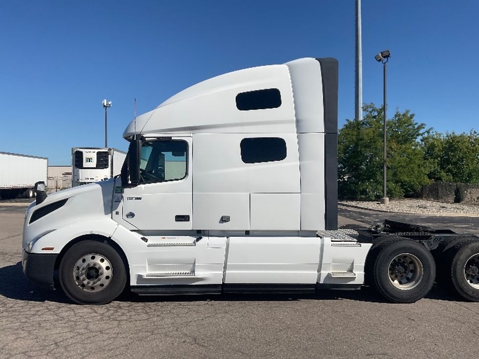 Sleeper Tractor-Heavy Duty Tractors-Volvo-2022-VNL64760-Lansing-MI-574,120\n\t\tmiles-$ 71,750 - Image 4