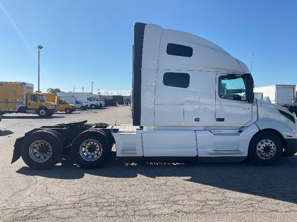 Sleeper Tractor-Heavy Duty Tractors-Volvo-2022-VNL64760-Lansing-MI-574,120\n\t\tmiles-$ 71,750 - Image 8