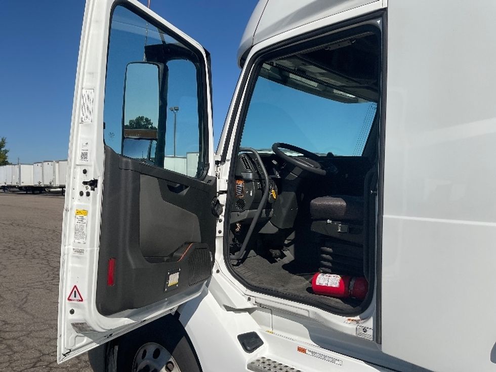Sleeper Tractor-Heavy Duty Tractors-Volvo-2022-VNL64760-Lansing-MI-574,120\n\t\tmiles-$ 71,750 - Image 9