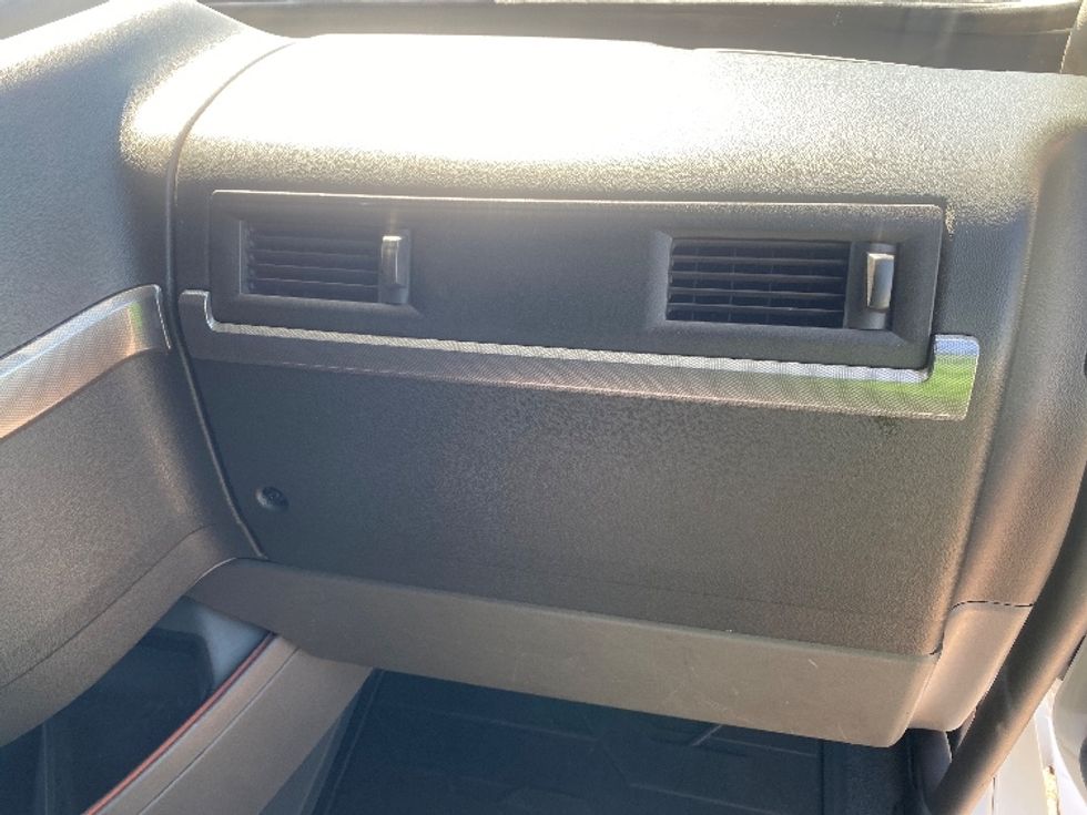 Sleeper Tractor-Heavy Duty Tractors-Volvo-2022-VNL64760-Laredo-TX-412,465\n\t\tmiles-$ 83,750 - Image 14