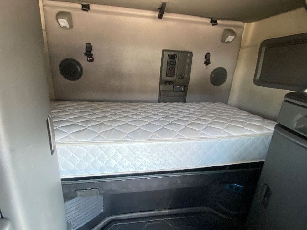 Sleeper Tractor-Heavy Duty Tractors-Volvo-2022-VNL64760-Laredo-TX-412,465\n\t\tmiles-$ 83,750 - Image 17