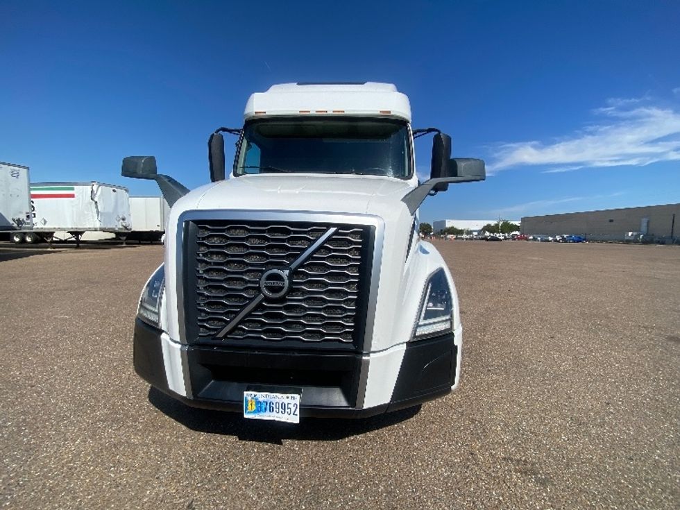 2022 Volvo Truck VNL photo 2