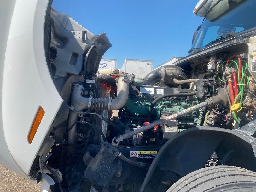 Sleeper Tractor-Heavy Duty Tractors-Volvo-2022-VNL64760-Laredo-TX-412,465\n\t\tmiles-$ 83,750 - Image 21