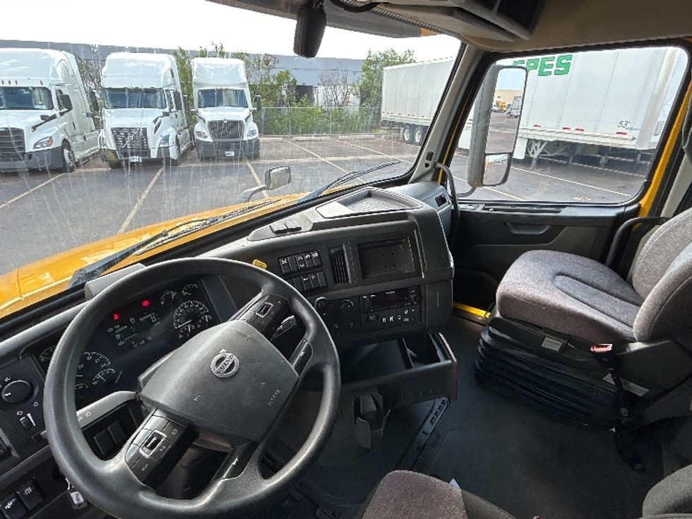 Sleeper Tractor-Heavy Duty Tractors-Volvo-2022-VNL64760-Laredo-TX-523,008\n\t\tmiles-$ 69,750 - Image 10