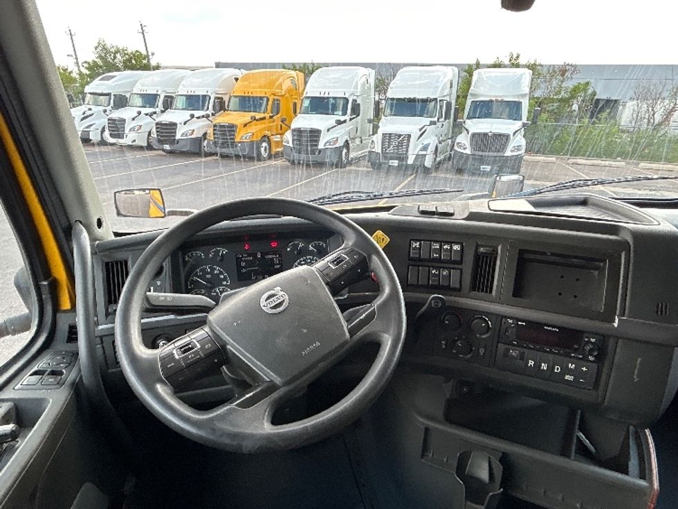 Sleeper Tractor-Heavy Duty Tractors-Volvo-2022-VNL64760-Laredo-TX-523,008\n\t\tmiles-$ 69,750 - Image 11