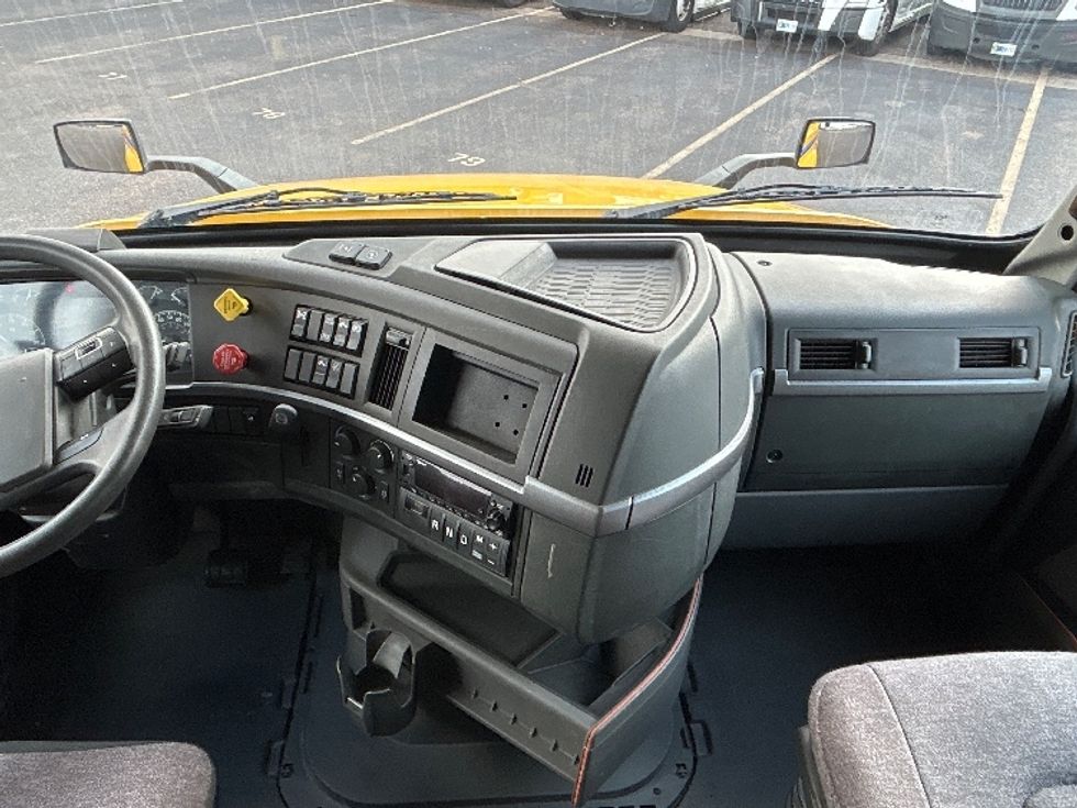Sleeper Tractor-Heavy Duty Tractors-Volvo-2022-VNL64760-Laredo-TX-523,008\n\t\tmiles-$ 69,750 - Image 12