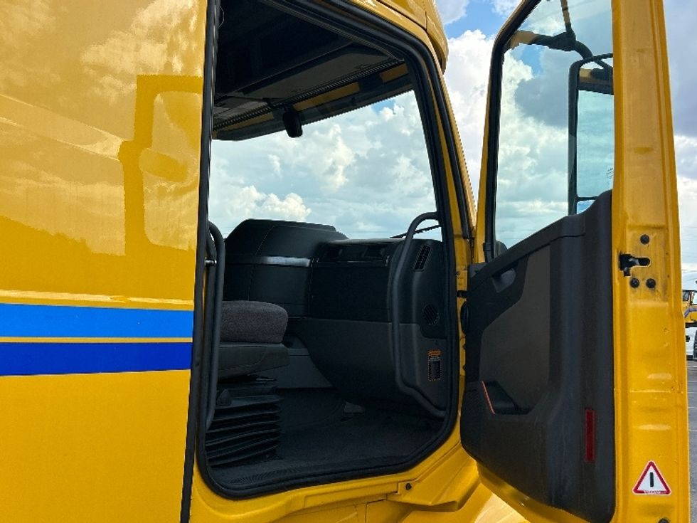 Sleeper Tractor-Heavy Duty Tractors-Volvo-2022-VNL64760-Laredo-TX-523,008\n\t\tmiles-$ 69,750 - Image 13