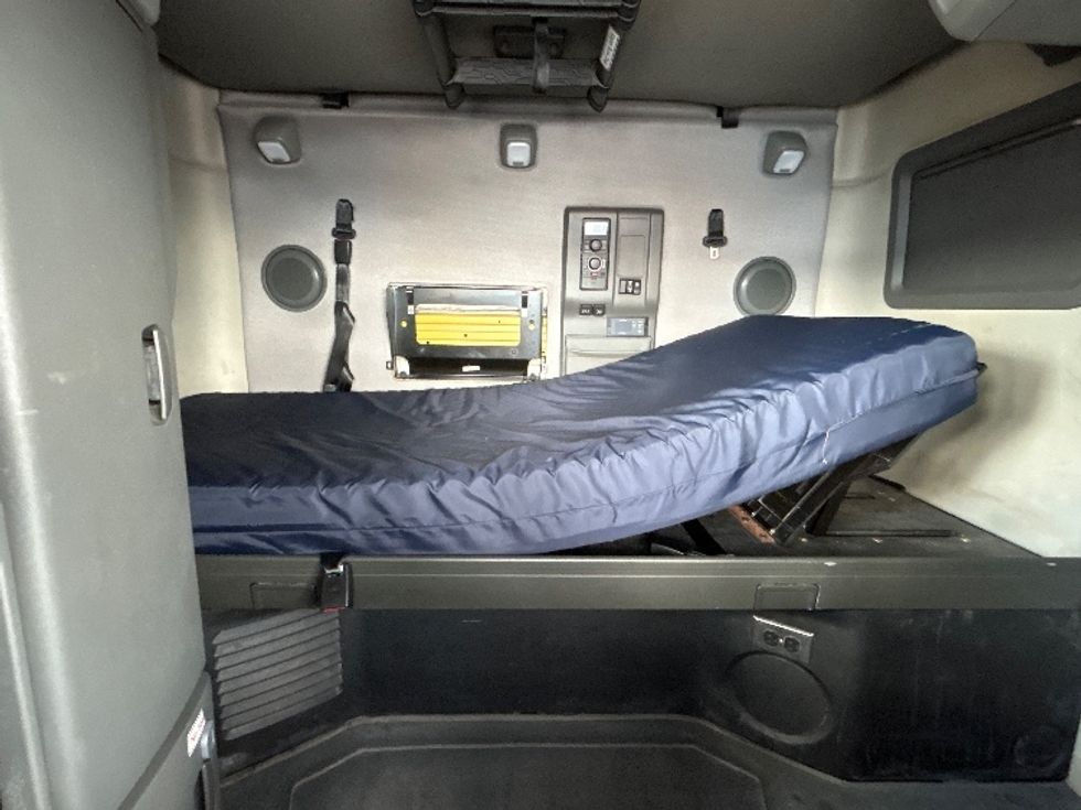 Sleeper Tractor-Heavy Duty Tractors-Volvo-2022-VNL64760-Laredo-TX-523,008\n\t\tmiles-$ 69,750 - Image 16