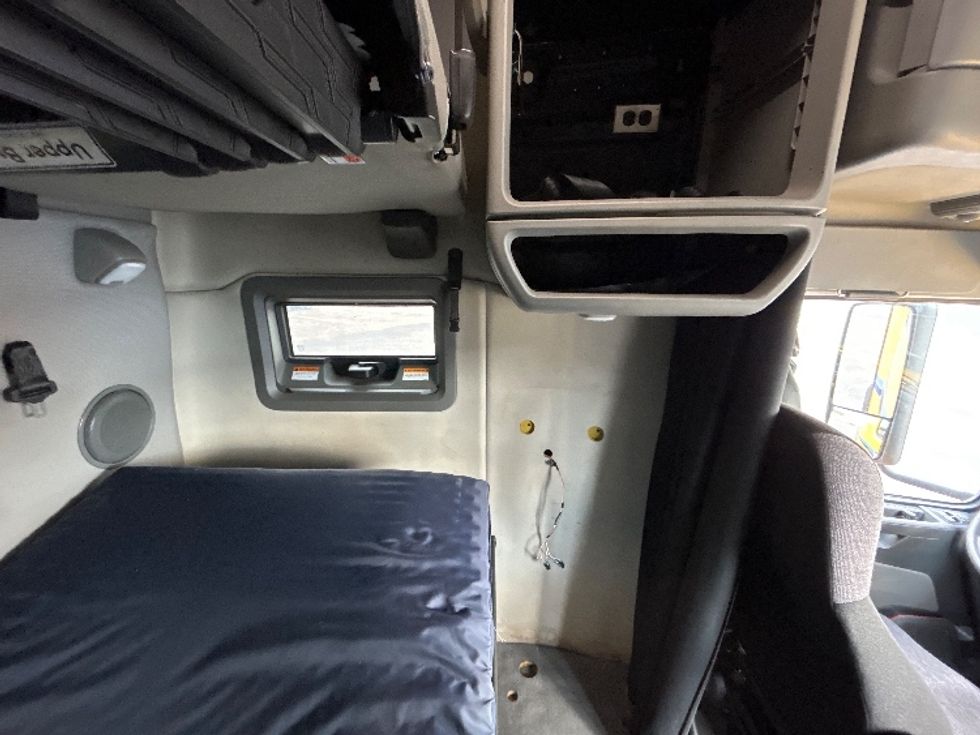 Sleeper Tractor-Heavy Duty Tractors-Volvo-2022-VNL64760-Laredo-TX-523,008\n\t\tmiles-$ 69,750 - Image 17