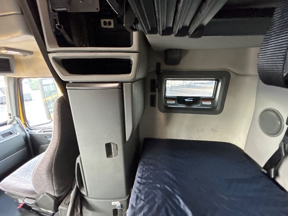 Sleeper Tractor-Heavy Duty Tractors-Volvo-2022-VNL64760-Laredo-TX-523,008\n\t\tmiles-$ 69,750 - Image 18