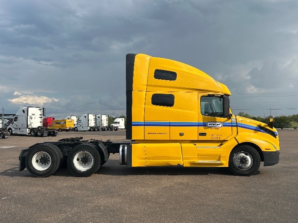 Sleeper Tractor-Heavy Duty Tractors-Volvo-2022-VNL64760-Laredo-TX-523,008\n\t\tmiles-$ 69,750 - Image 8