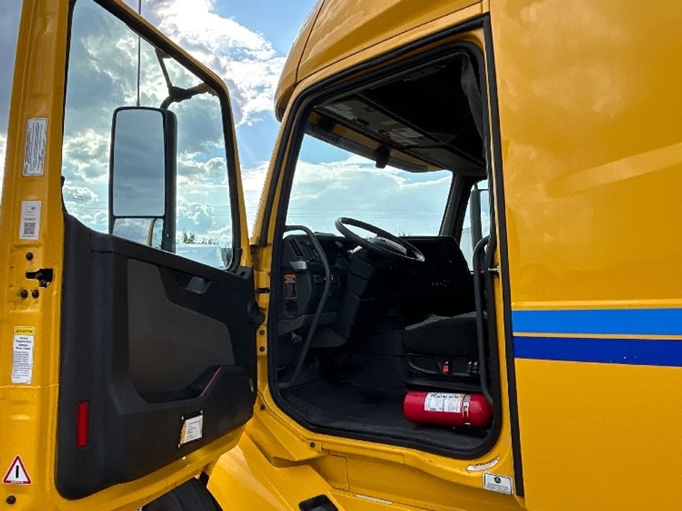 Sleeper Tractor-Heavy Duty Tractors-Volvo-2022-VNL64760-Laredo-TX-523,008\n\t\tmiles-$ 69,750 - Image 9