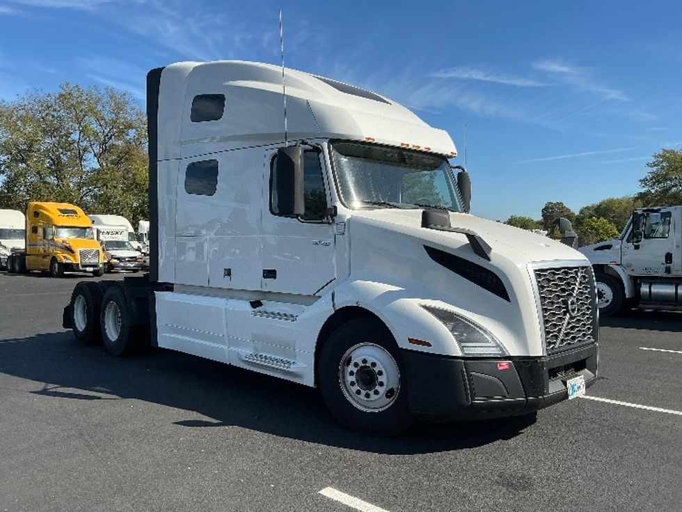 Sleeper Tractor-Heavy Duty Tractors-Volvo-2022-VNL64760-Lexington-KY-459,074\n\t\tmiles-$ 75,250 - Image 1