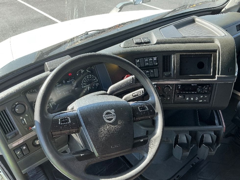 Sleeper Tractor-Heavy Duty Tractors-Volvo-2022-VNL64760-Lexington-KY-459,074\n\t\tmiles-$ 75,250 - Image 11