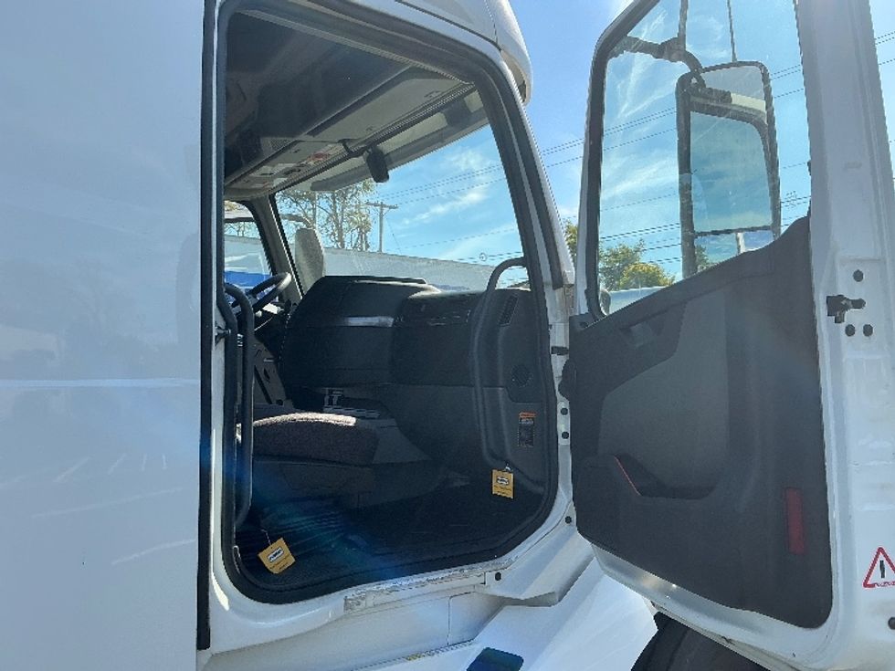 Sleeper Tractor-Heavy Duty Tractors-Volvo-2022-VNL64760-Lexington-KY-459,074\n\t\tmiles-$ 75,250 - Image 13